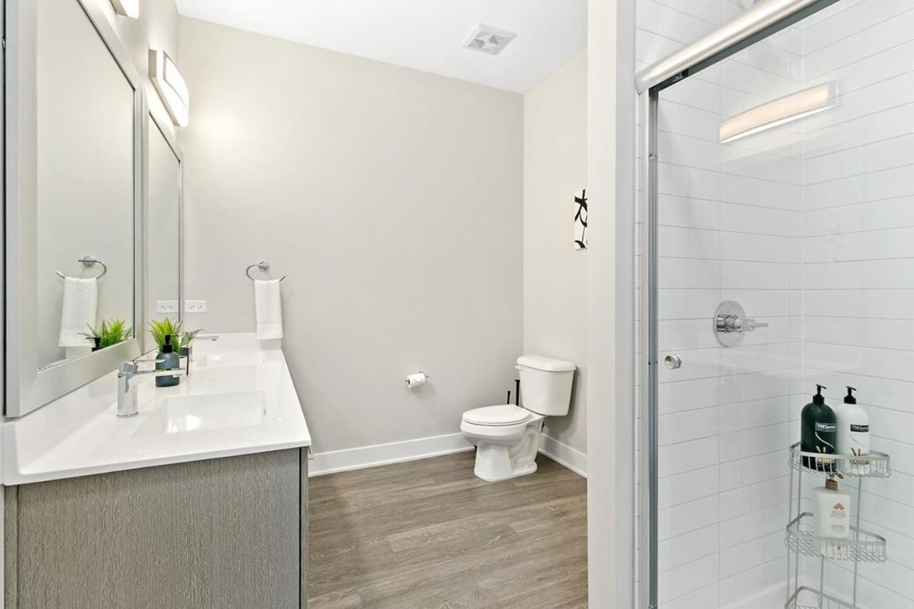 Bright & Comfortable Oakbrook 2Br Apt Free Parking - Ob 1 Apartment Oakbrook Terrace Bagian luar foto